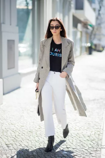 Білими нитками: як носити світлі джинси