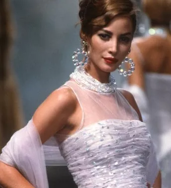 Весільні сукні супермоделей 1990-х на подіумі