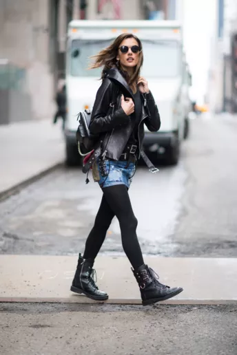 Алессандра Амбросио в джинсовой юбке Dsquared2 в Нью-Йорке