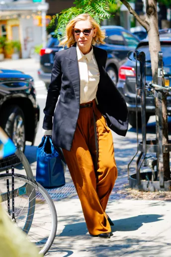 Кейт Бланшетт приміряє наймодніші штани осені