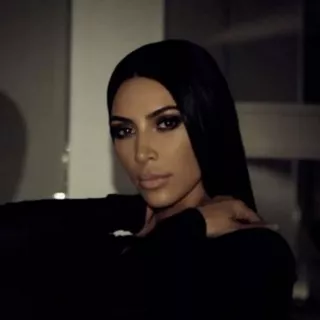 Ким Кардашьян примеряет smokey eyes с новыми тенями Pat McGrath