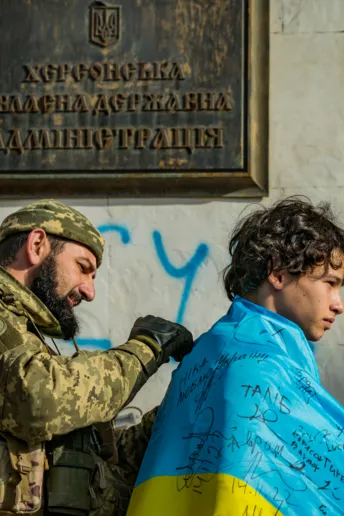 Світ має знати: як херсонські діти зустрічають українських військових