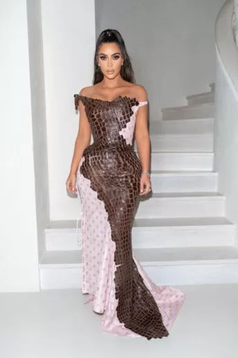 Ким Кардашьян в провокационном винтажном платье Dior