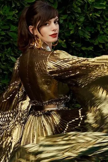 3 новых платья Энн Хэтэуэй в оттенках жидкого золота