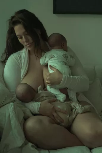 Модель Ешлі Грем уперше показала новонароджених близнюків
