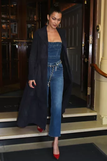 Как Белла Хадид носит джинсы с необработанным краем