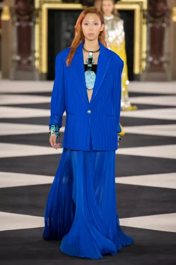 Модный оттенок Klein Blue в коллекциях весна-лето 2020
