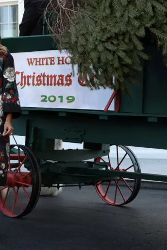 Образ дня: Мелания Трамп в пальто Dolce & Gabbana