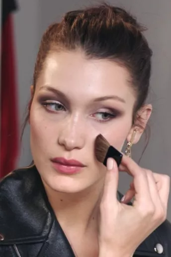 Белла Хадид примеряет весенний макияж Dior
