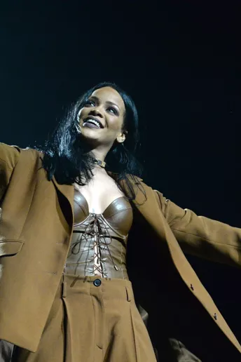 Кто и как создавал костюмы Рианны для Anti World Tour