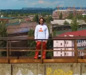 Джаред Лето зняв відео на київському Рибальському мосту