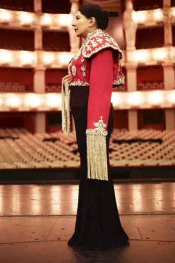 Який вигляд мають костюми Ріккардо Тіші для опери Марини Абрамович