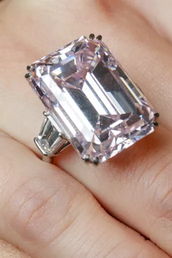 Рідкісний рожевий діамант був проданий на аукціоні Sotheby's
