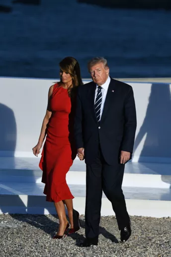 Бріжит Макрон і Меланія Трамп на офіційній фотозйомці в межах саміту G7