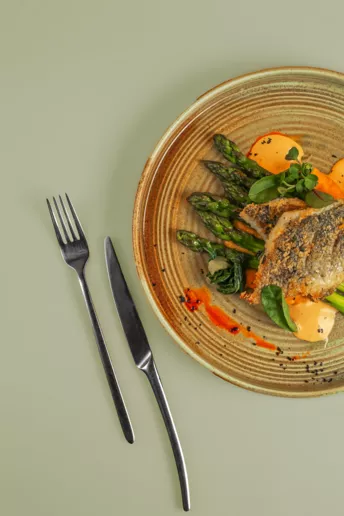 Рецепт дня: филе сибаса со спаржей и пюре из батата