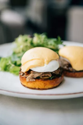 Что на завтрак: необычные яйца Бенедикт от шеф-повара Игоря Крамаренко