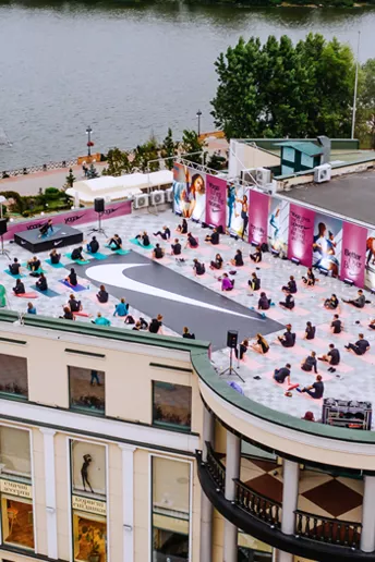Nike провели йога-сесію на березі Дніпра