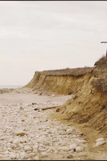 Рассекая волны: история феминизма в весенне-летних коллекциях