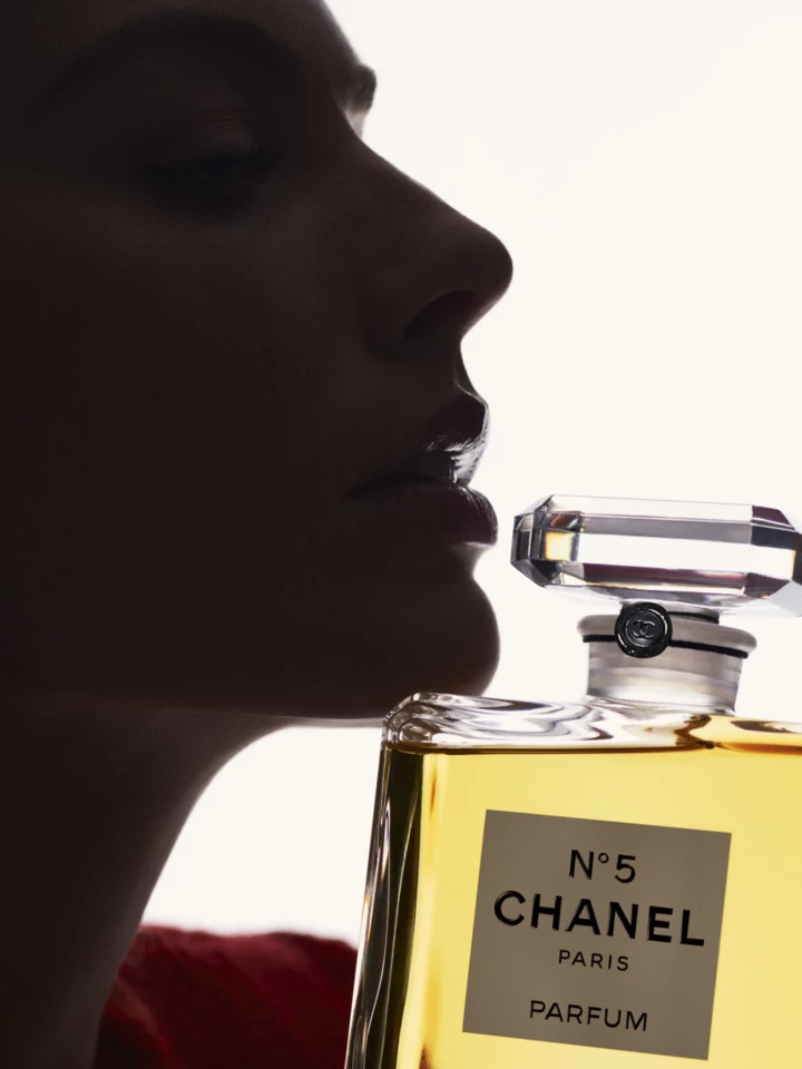 シェーンボーデン CHANEL NO.5 Pink Pages of Vogue Марго Роббі — нове обличчя нової кампанії CHANEL N°5 | Vogue UA