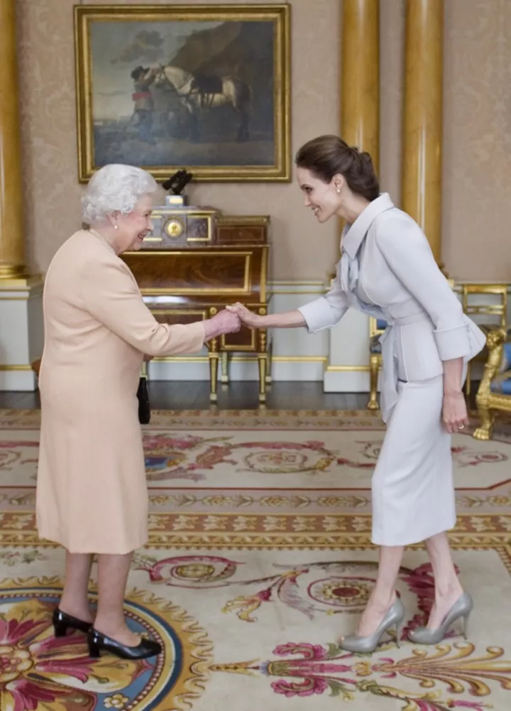 Анджелина Джоли получила титул от королевы Елизаветы