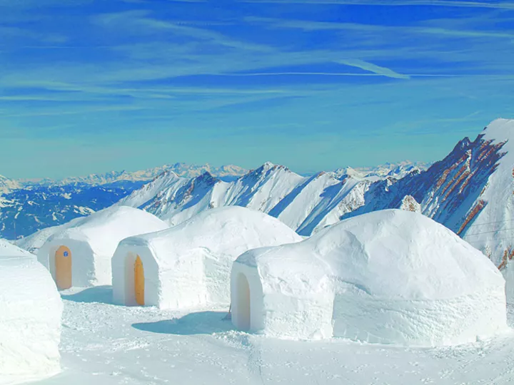 Иглу на леднике, покрывающем гору Кицштайнхорн в Австрии