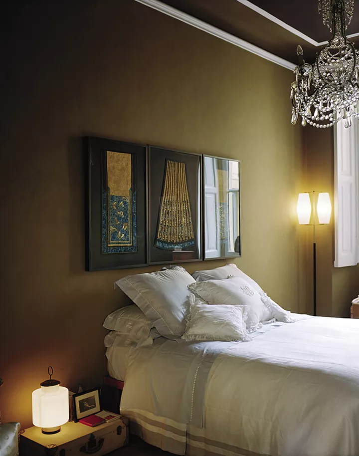 В спальне над изголовьем кровати – китайский текстиль ХIХ столетия