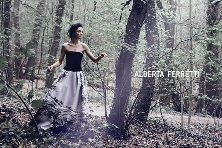 Мариякарла Босконо в рекламе Alberta Ferretti осень-зима 2014/2015