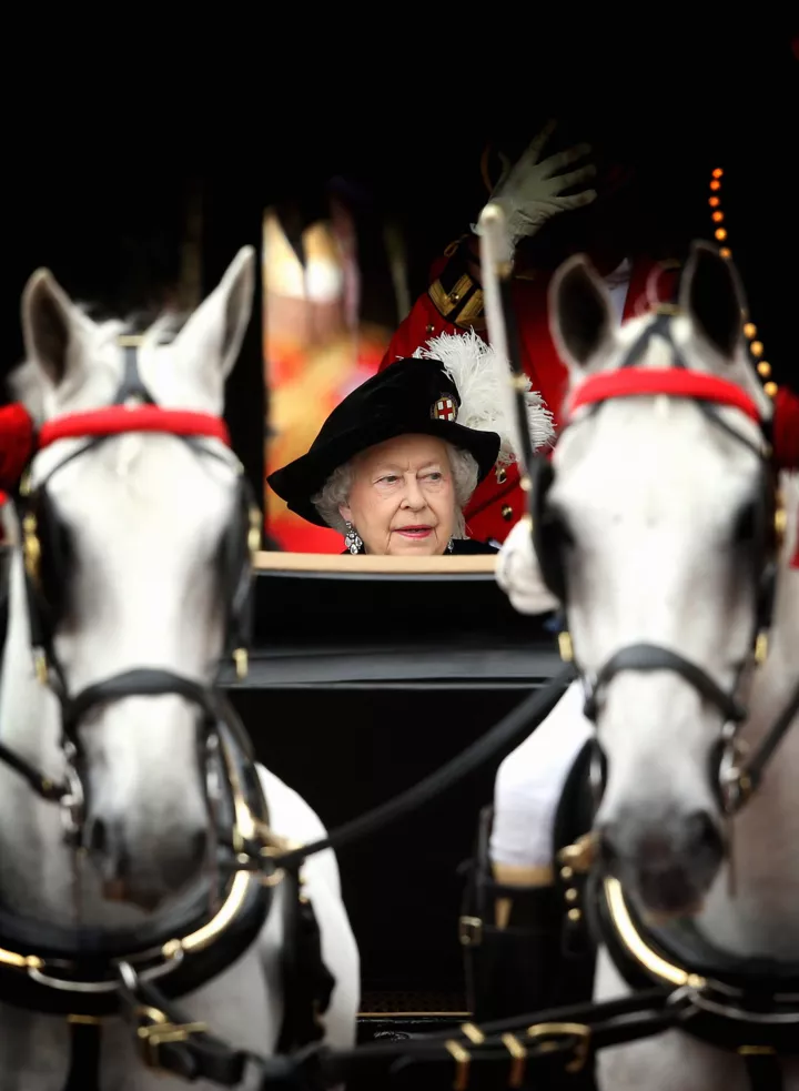 Королева Елизавета II на торжественном параде Ордена Подвязки