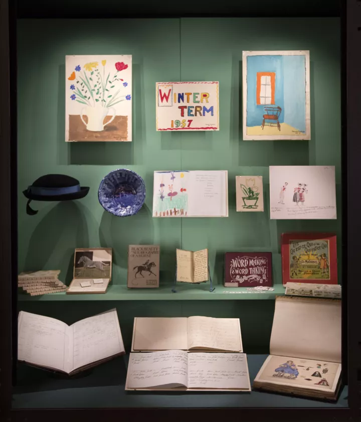 Рисунки, тетради и книги членов королевской семьи в Букингемском дворце