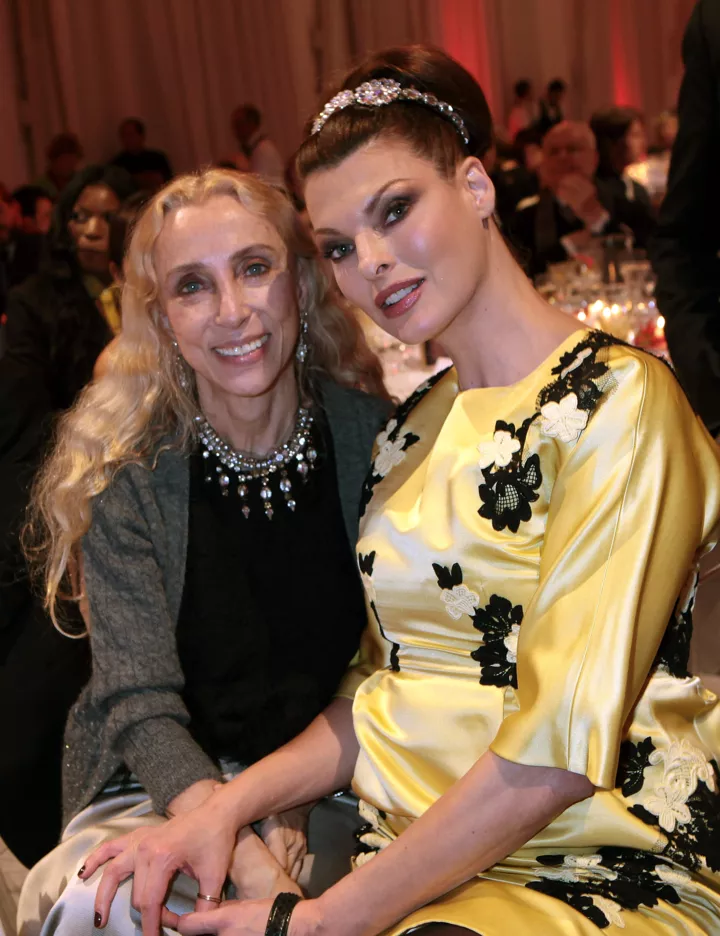 Линда Евангелиста представила новое тональное средство Dolce & Gabbana