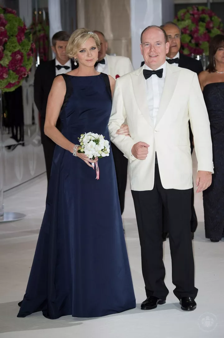 Беременная Княгиня Монако Шарлен с Князем Альбером появилась на Балу Красного креста