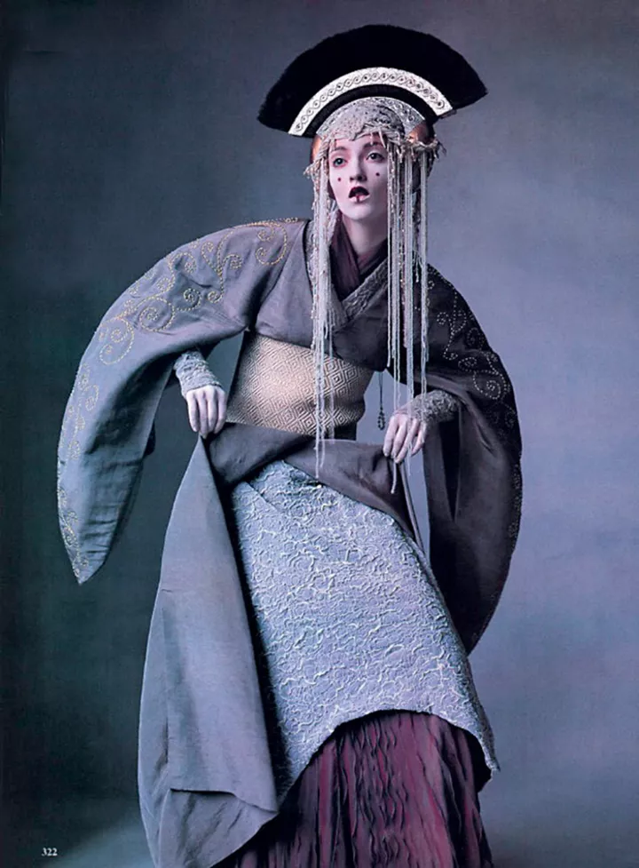 Модель Одри Марней в фотосессии Ирвина Пенна Star Wars Couture для американского Vogue, апрель 1999