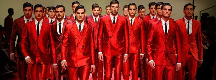 финальный выход в красных костюмах на мужском показе Dolce&Gabbana в Милане