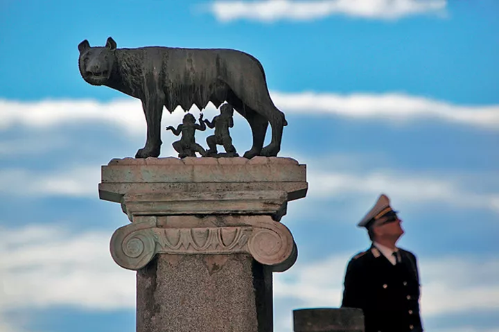 Символ города – статуя волчицы, кормящей грудью основателей Рима, Рема и его брата-близнеца Ромула