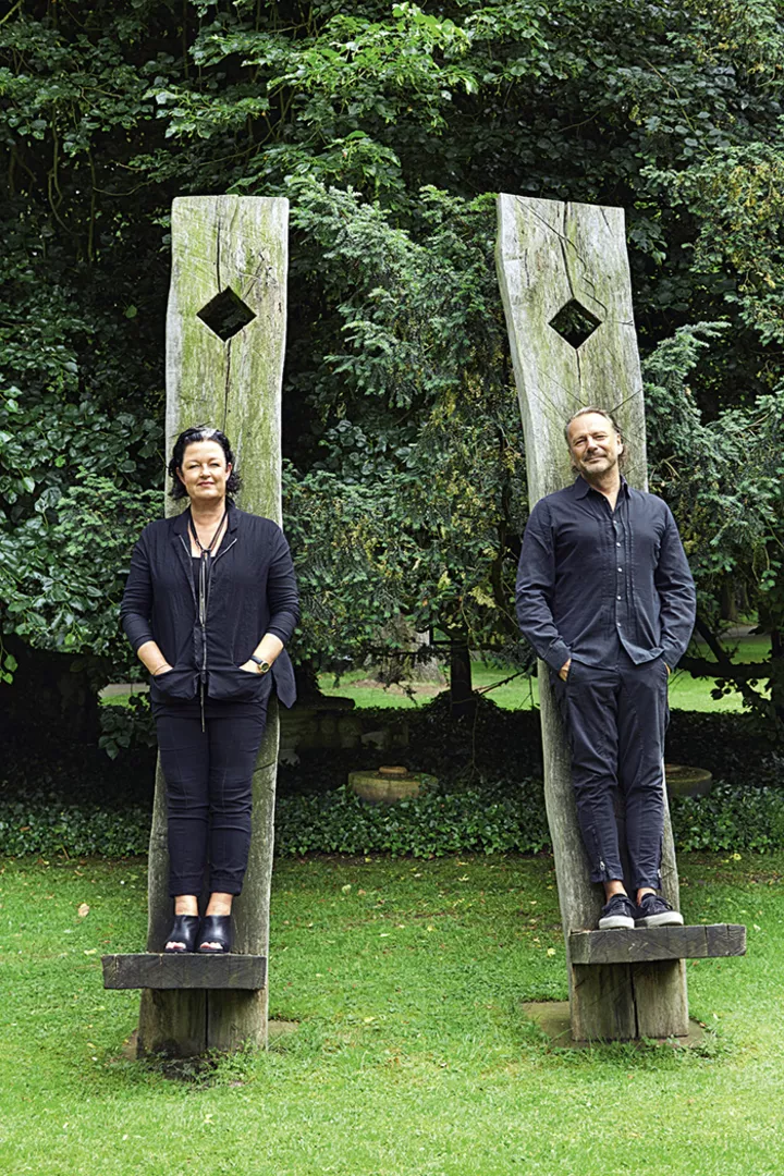 Аннет Герц и Ганс-Йорг Вельш на деревянных стульях-тронах Андреас Дорфштехер, 2004