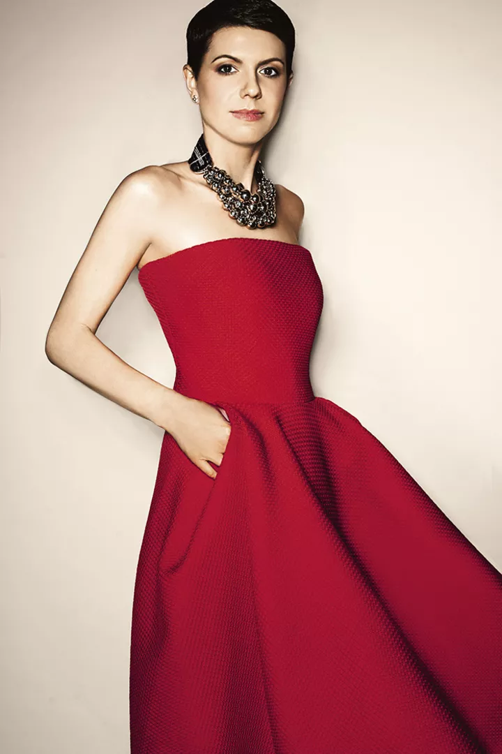 Марина Щербенко в платье из вискозы, Yasya Minochkina; ожерелье из металла, Dior