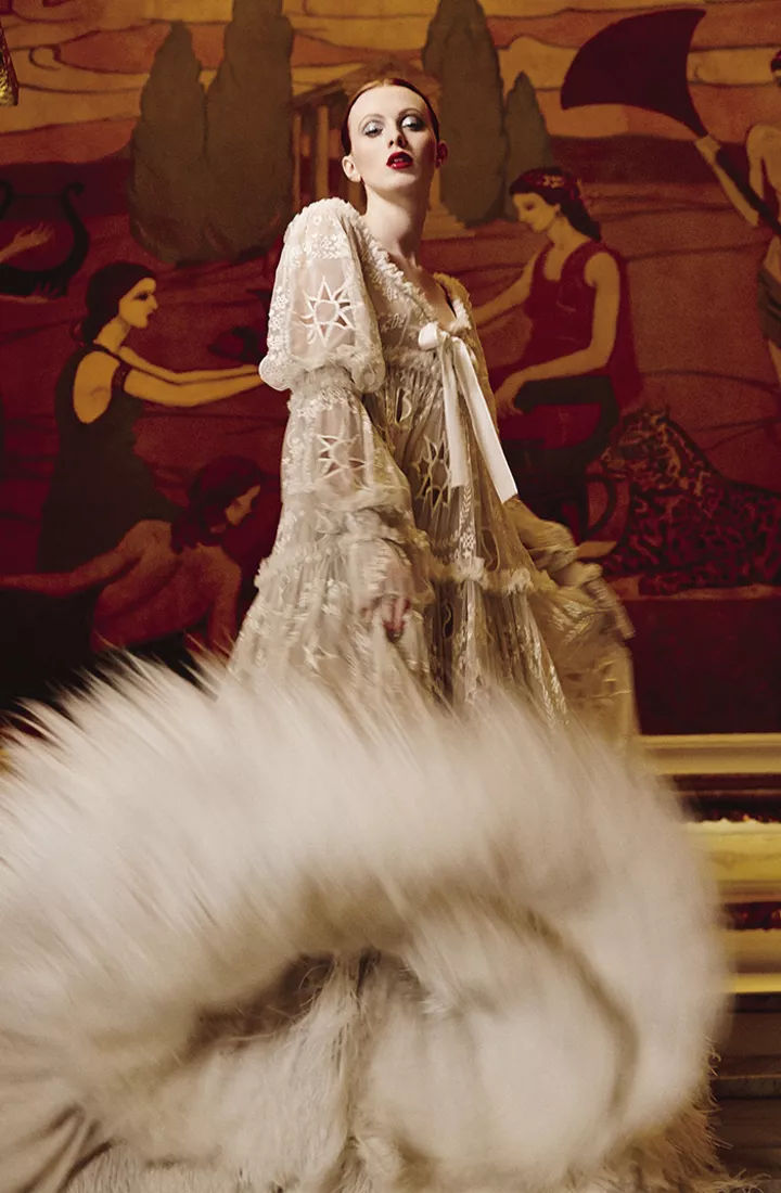  Платье из органзы, Alexander McQueen; кольцо, белое золото,