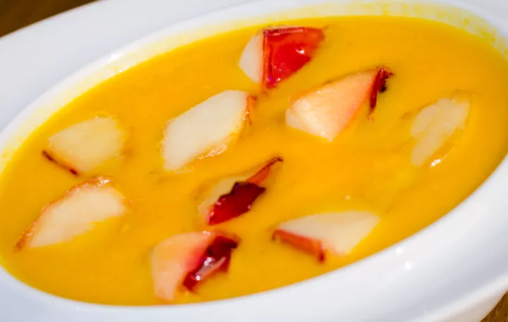 крем-суп из сладкой кукурузы и с беконом и глазированными персиками, меню Hilton