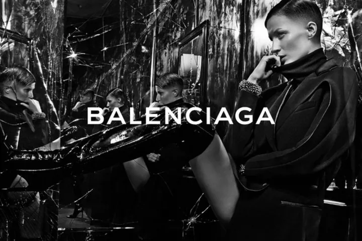 Жизель Бюндхен с короткой стрижкой для Balenciaga
