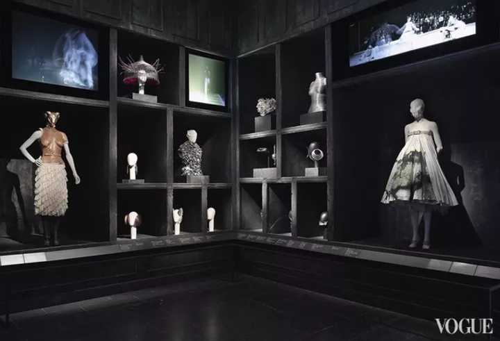 Экспозиция Alexander McQueen: Savage Beauty в музее Виктории и Альберта, Лондон, 2015
