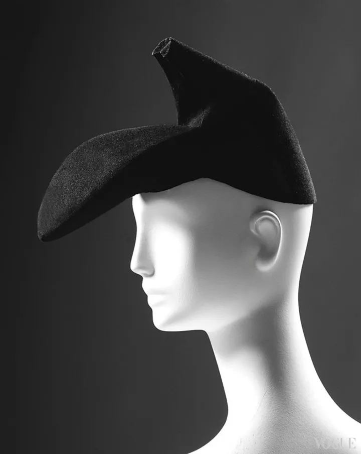 Шляпа Эльзы Скиапарелли, весна-лето – 1937, на выставке Mode d’ici. Cr?ateurs d’ailleurs в Музее иммиграции, Париж, 2015
