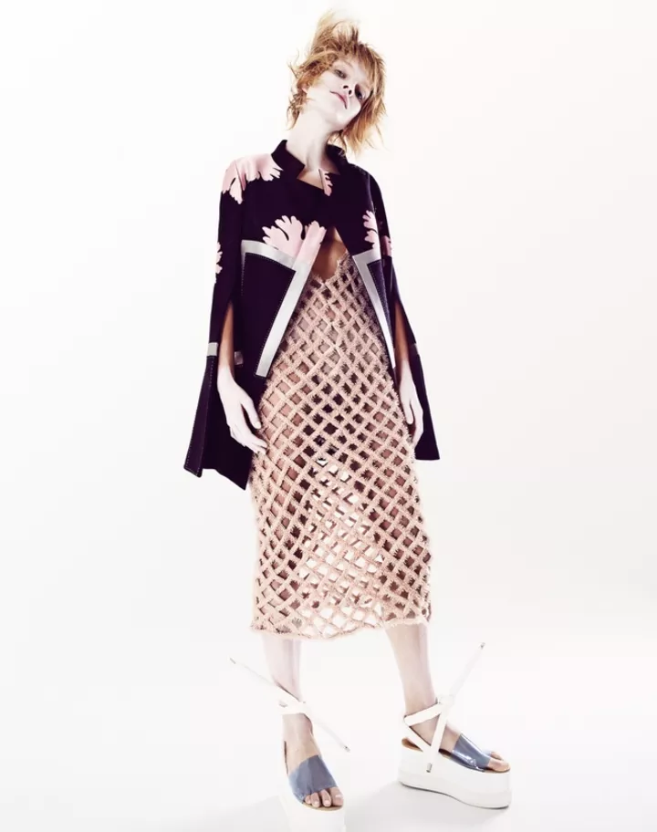 Атласный жакет, Alexander McQueen; платье из сетки с вышивкой, Balenciaga; босоножки из резины и пластика, Maison Margiela
