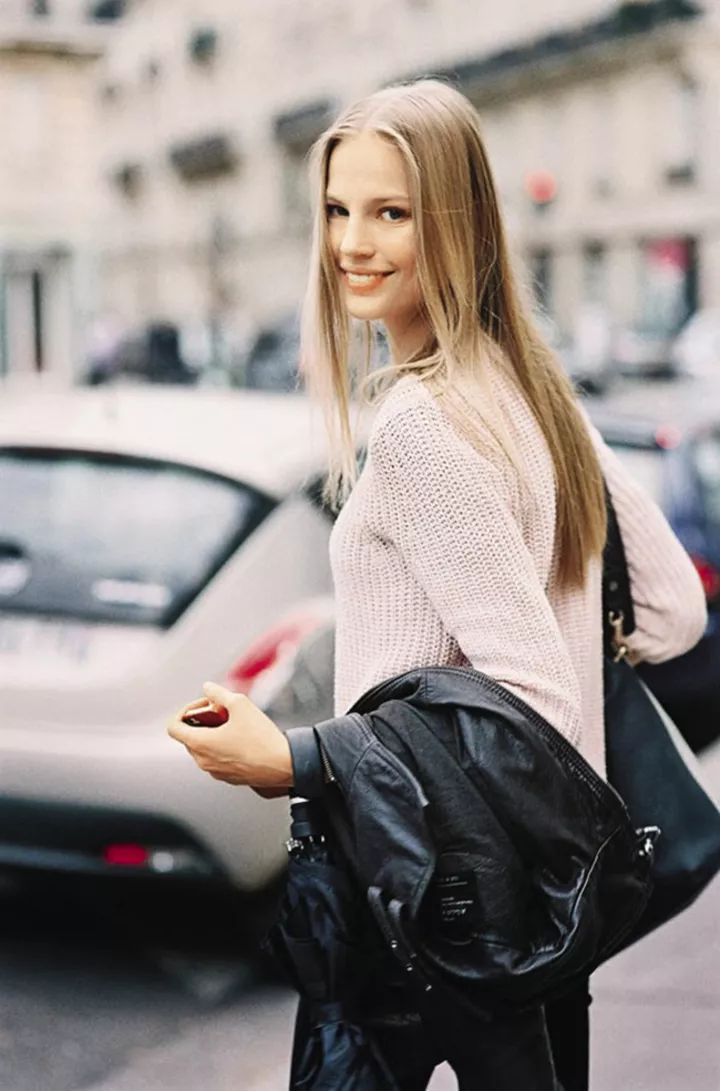 Элизабет Эрм на улице между показами во время Парижскойнедели моды