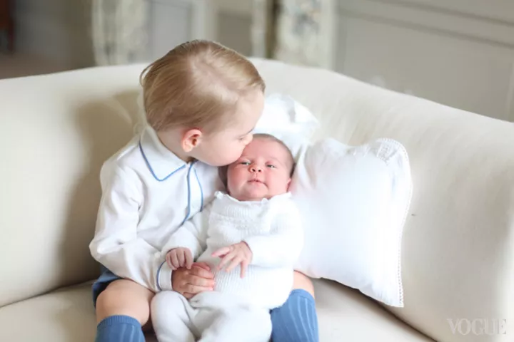 На фото, сделанном Кейт Миддлтон, принц Георг целует свою сестру, которой исполнился месяц
