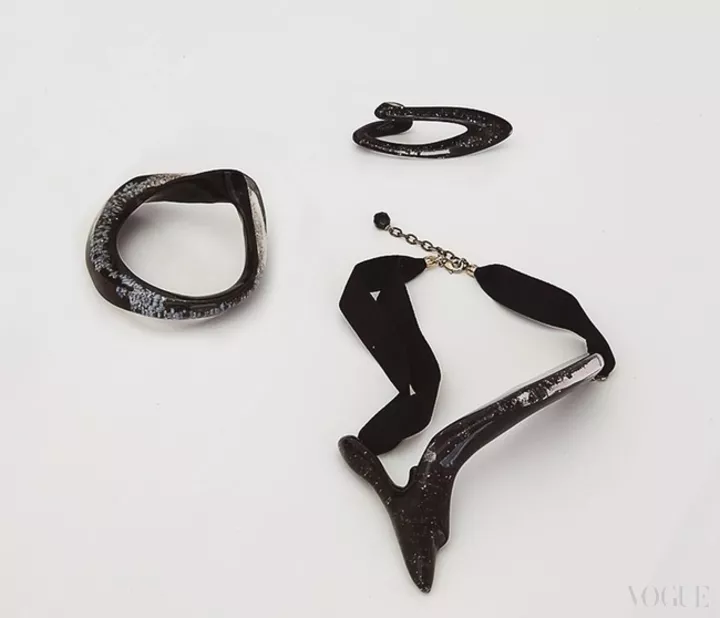 Браслет, кольцо и подвеска Glace из смолы и кристаллов Swarovski. Заха Хадид, весна-лето – 2010 для Atelier Swarovski. Выставка
