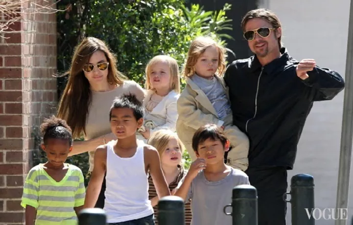 Анджели Джоли и Брэд Питт всей семьей с детьми