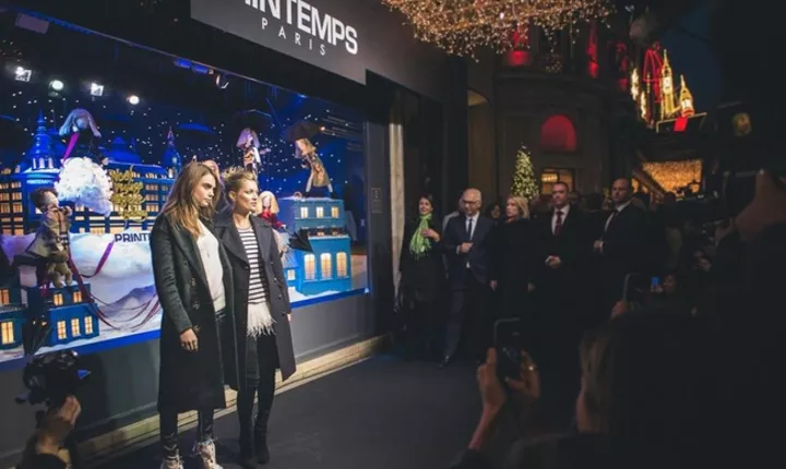КАра Делевинь и Кейт Мосс представляют витрины универмага Printemps