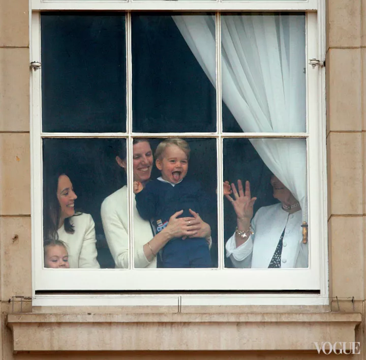 Принц Георг со своей няней Марией Терезой наблюдает за парадом Trooping the Colour из окна Букингемского дворца