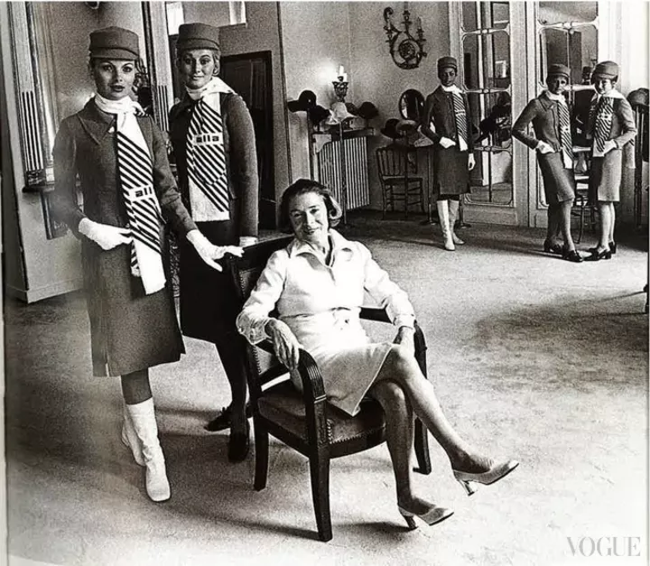 Мадам Карвен с моделями в униформе ее авторства, 1960-е