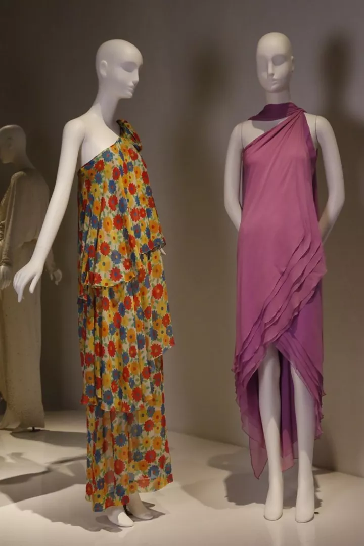 Платье Yves Saint Laurent, 1972 и платье Halston, 1975